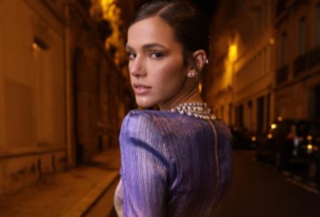 Bruna Marquezine choca ao surgir de sutiã para ver desfile em Paris