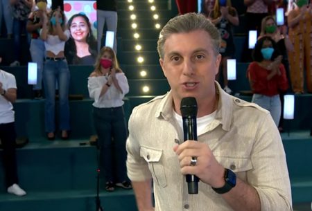 Luciano Huck surpreende e alfineta Bolsonaro sobre vacina no Domingão