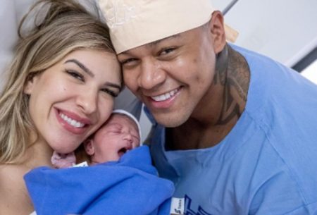 Léo Santana rende piadas ao surgir com a filha nos braços; entenda