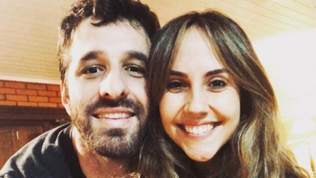 Rafinha Bastos mostra teste de gravidez da namorada e seguidores tiram sarro
