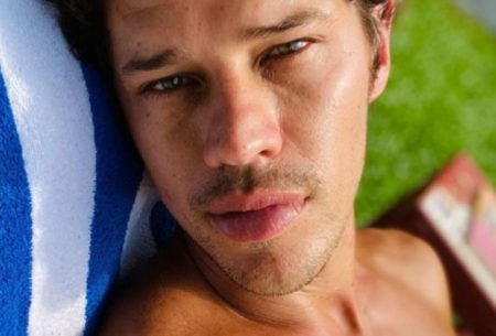 José Loreto causa ao exibir volume na sunga; veja o vídeo