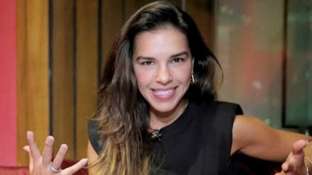 Mariana Rios vira piada ao interpretar vocalista no Bee Gees no Show dos Famosos