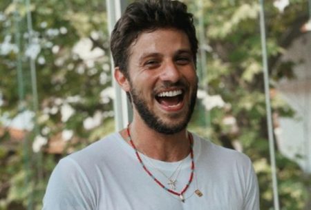 Chay Suede atiça seguidores com foto exibindo a língua
