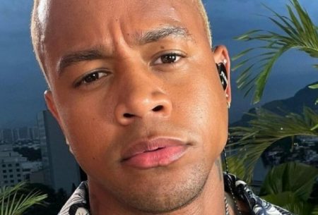 Léo Santana posa de sunga e seguidores disparam: “Dei zoom”