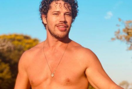 José Loreto é visto aos beijos com a ex
