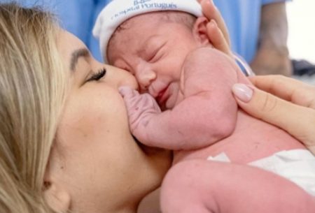 Lorena Improta revela que já se trancou no quarto para chorar após nascimento da filha