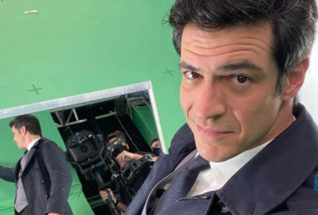 Mateus Solano será médico arrogante em nova novela; veja a primeira foto