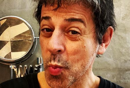 Aos 65 anos, Taumaturgo Ferreira surge peladão e sensualiza