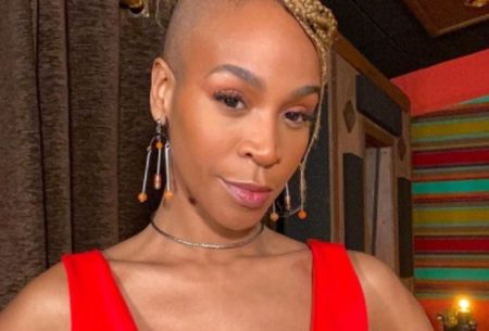 Karol Conká é surpreendida por fãs na porta do seu apartamento; vídeo impressiona