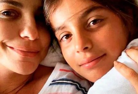Filho de Ivete Sangalo rouba a cena ao tocar percussão no meio de Trancoso; assista