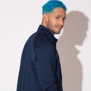 Rainer Cadete sensualiza ao tomar banho de tinta