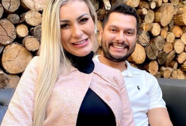 Andressa Urach anuncia retorno à igreja com marido