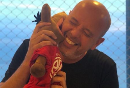 Alex Escobar comemora ida ao Fantástico e posa com Poliana Abritta