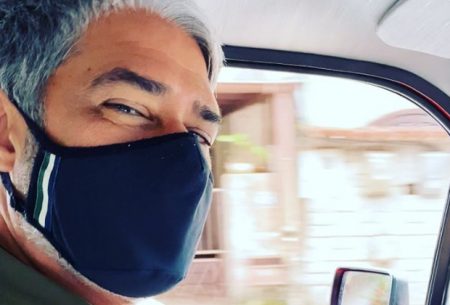 William Bonner surge de máscara no carro e rebate críticas sobre situação
