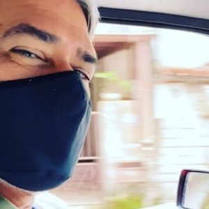 Após revelar mistério, William Bonner surge dirigindo carro antigo; assista