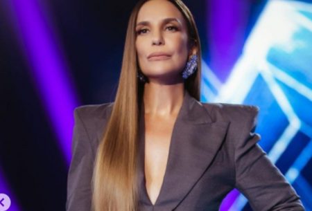 Ivete Sangalo causa alvoroço ao posar de biquíni