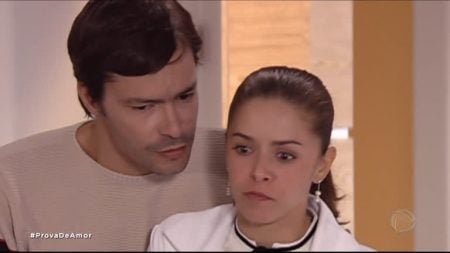 Prova de Amor – Capítulo de Quarta-feira (20/10): Marco faz carinho em Joana e Felipe aparece na hora