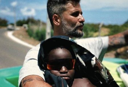 Bruno Gagliasso leva filho para acompanhar gravação de série da Netflix em Salvador