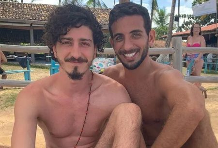 Johnny Massaro anuncia namoro com amigo de infância e ganha declaração apaixonada