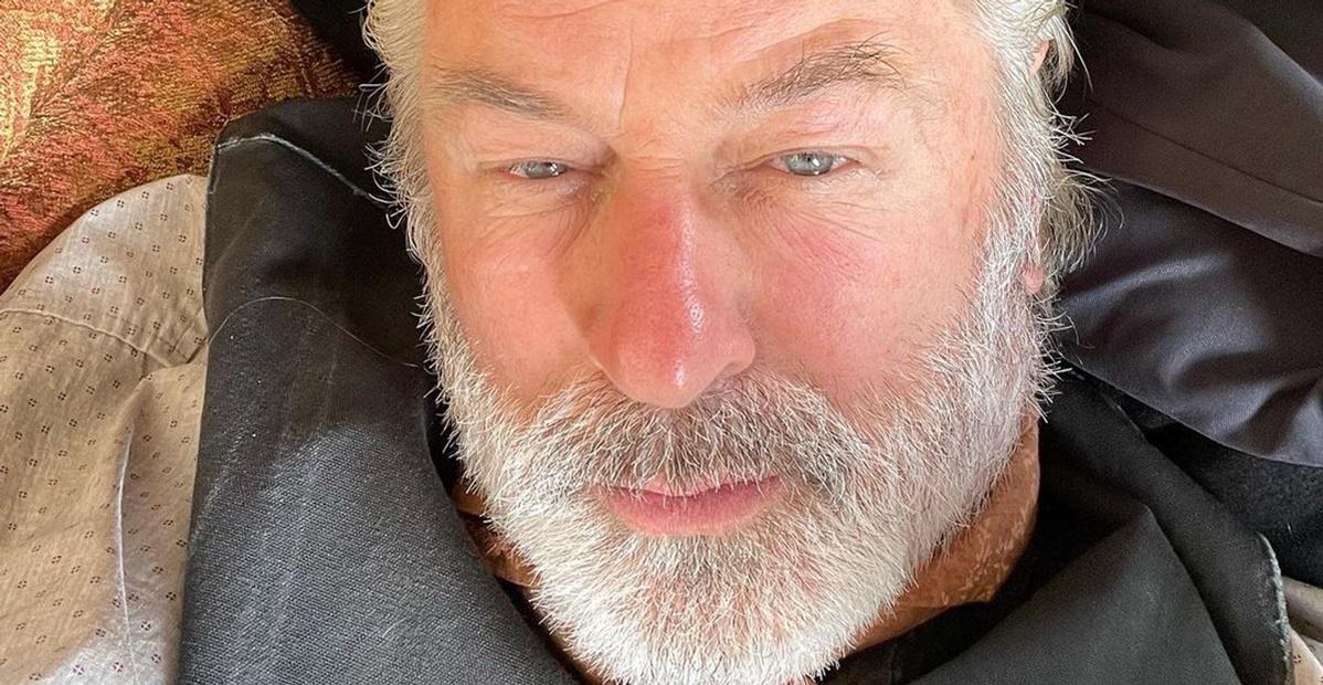 Alec Baldwin se pronuncia sobre trágico acidente em gravação: “Coração partido”