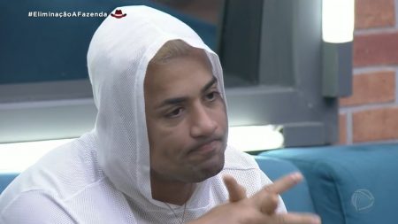 A Fazenda 2021: Tiago Piquilo deixa Erasmo confuso ao falar de fisioterapia íntima