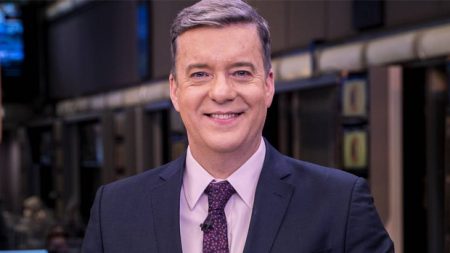 Roberto Kovalick passa por saia justa ao vivo com celular durante o Hora 1