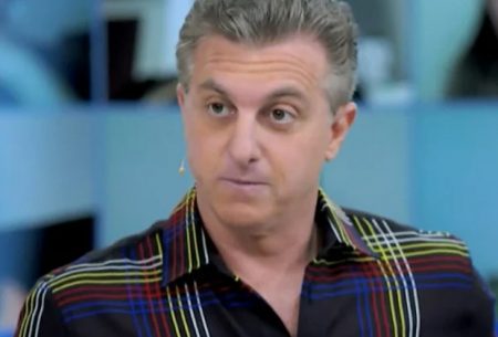 Luciano Huck reage ao ver cenário do Domingão “pegar fogo” e web lembra de Faustão