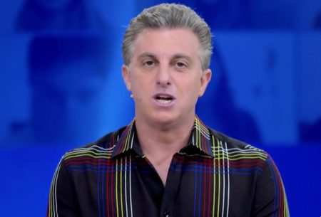 Luciano Huck se confunde mais uma vez e chama Domingão de Caldeirão