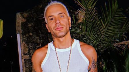 Matheus Mazzafera polemiza com fantasia ousadíssima e deixa parte íntima à mostra