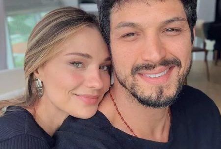 Mulher de Romulo Estrela faz desabafo sobre cenas de sexo do marido: “Difícil”