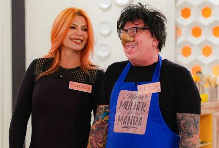 Assistente do Ratinho tira a peruca no SBT e surpreende os internautas; veja
