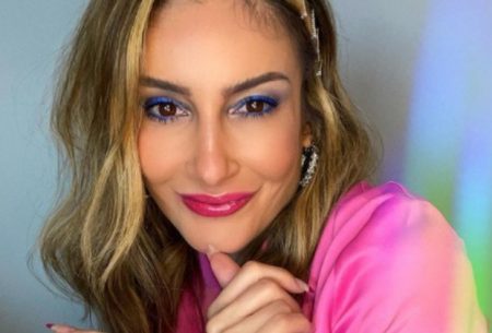 Claudia Leitte mostra sutiã ao receber segunda dose da vacina contra a Covid-19
