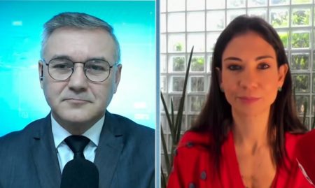 Comentarista bolsonarista chama Amanda Klein de lulista por vestir roupa vermelha