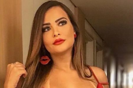 Geisy Arruda chama a atenção com vestido decotado e web reage