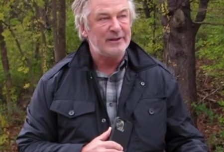 Alec Baldwin comove ao fazer desabafo sobre morte de diretora: “Era minha amiga”