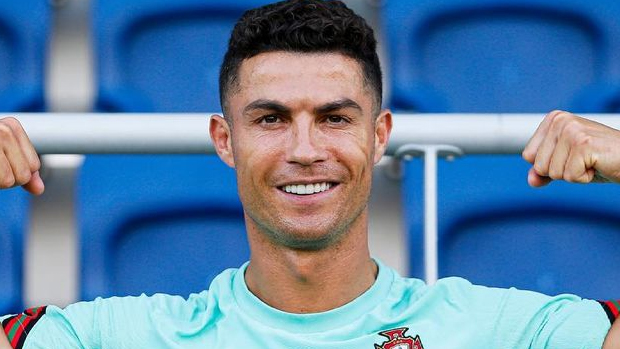 Cristiano Ronaldo revela o sexo dos gêmeos e reação do filho chama a atenção