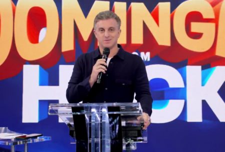 Mulher da plateia do Domingão surpreende Luciano Huck ao falar de Angélica