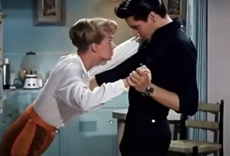 Livro revela que Elvis Presley ficou excitado em cena de filme com Laurel Goodwin