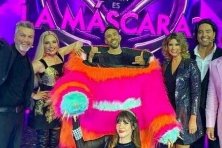 Ex-Palmeiras Valdivia se empolga cantando axé no The Masked Singer do Chile