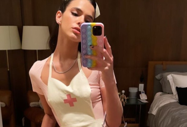 Conselho de Enfermagem detona Bruna Marquezine após fantasia sexy