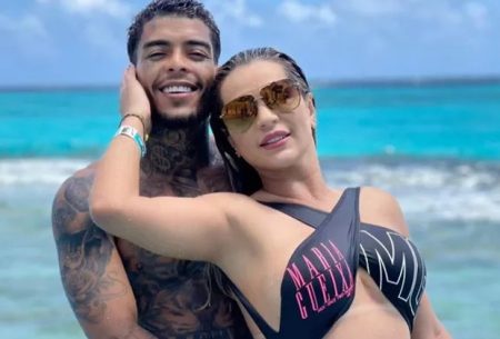Deolane Bezerra se emociona com homenagem a MC Kevin em sua festa de aniversário