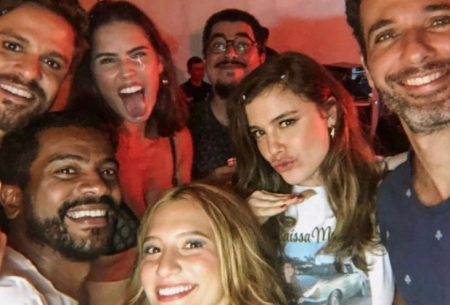 Alice Wegmann ganha festa surpresa em bastidor de gravação e Deborah Secco expõe reação