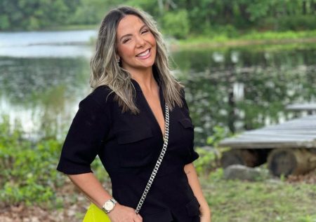 Carla Perez puxa biquíni nas Maldivas e deixa fãs sem fôlego com foto