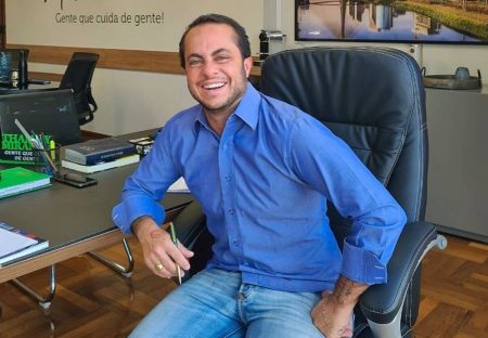 Thammy Miranda faz transplante capilar e mostra resultado aos seguidores