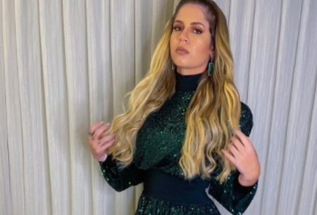 Fãs se reúnem em local onde Marília Mendonça faria show para homenagens