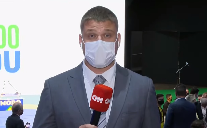 Repórter da CNN “barra” homem ao vivo após ser atrapalhado