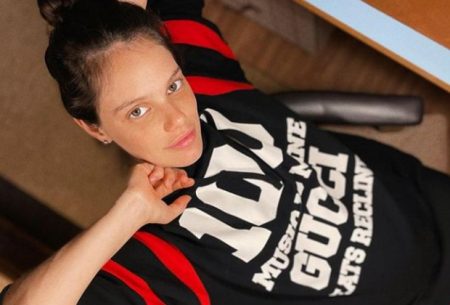 Sem roupa, Laura Neiva encanta seguidores ao exibir barrigão