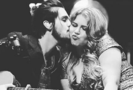 Luan Santana emociona ao homenagear Marília Mendonça em show
