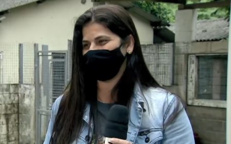 Cachorros tentam comer fio ao vivo e repórter da Globo reage