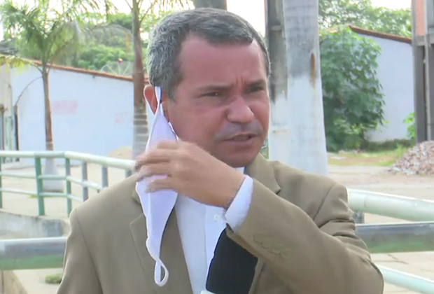 Repórter da Globo tira a máscara ao vivo e chora em telejornal